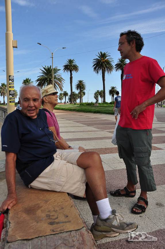Pausa para descanso durante caminhada na orla de Pocitos, em Montevideo, no Uruguai